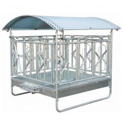 Bale carrier with railing for hornless cattle
