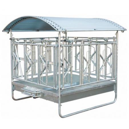 Bale carrier with railing for hornless cattle